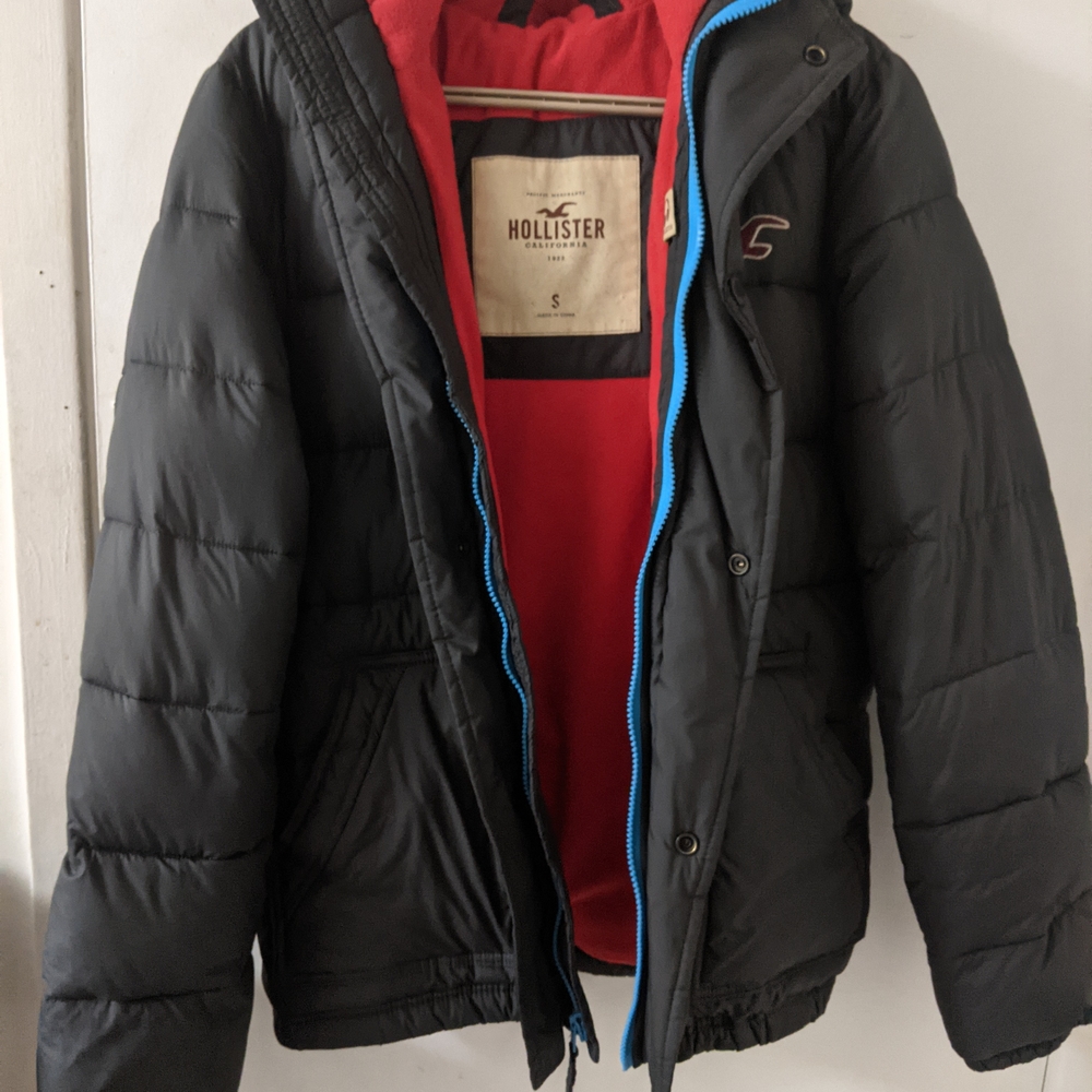 Hollister Men's Black Puffer Jacket with Red Lining